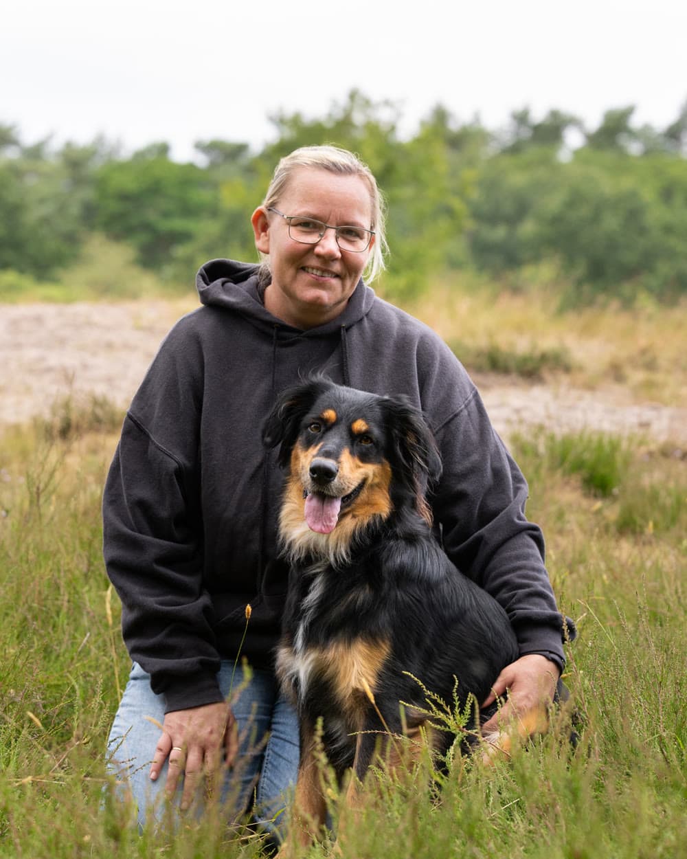 Martina Garske mit ihrem Hund auf der Heide